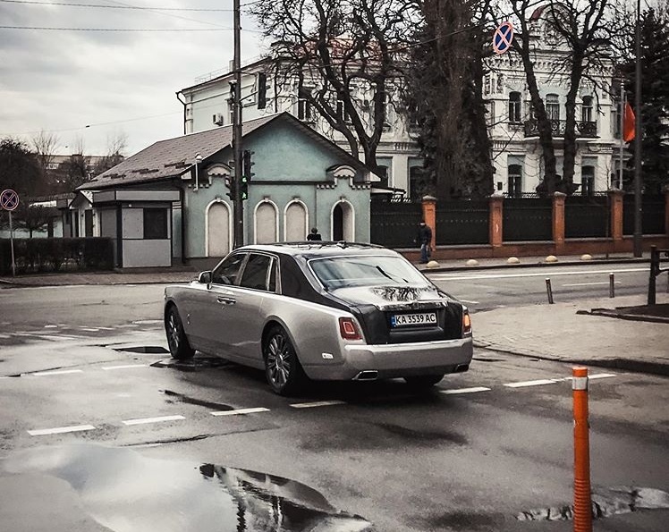 Возле дома Владимира Зеленского заметили новый Rolls-Royce Phantom 1