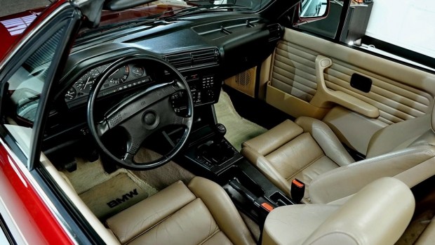 В интернете продается кабриолет BMW родом из 90-х 3