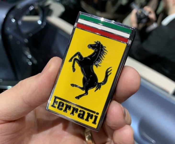 В Сети высмеяли дизайн нового ключа от Ferrari 1