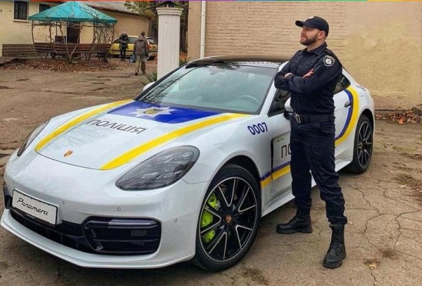 В Украине замечен полицейский автомобиль Porsche 1