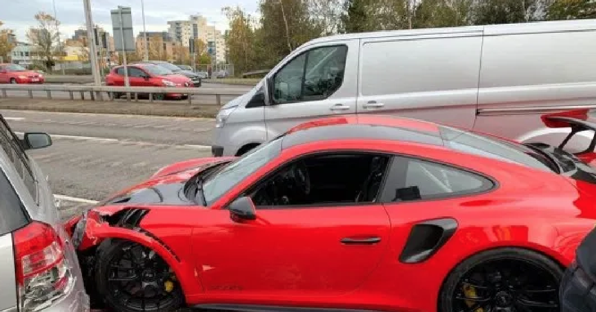 Неудачный тест-драйв: британец разбил Porsche за 200 тысяч фунтов 1