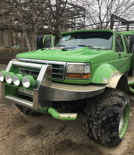 В Украине на продажу выставили уникальный внедорожник в стиле Ford F-150 1