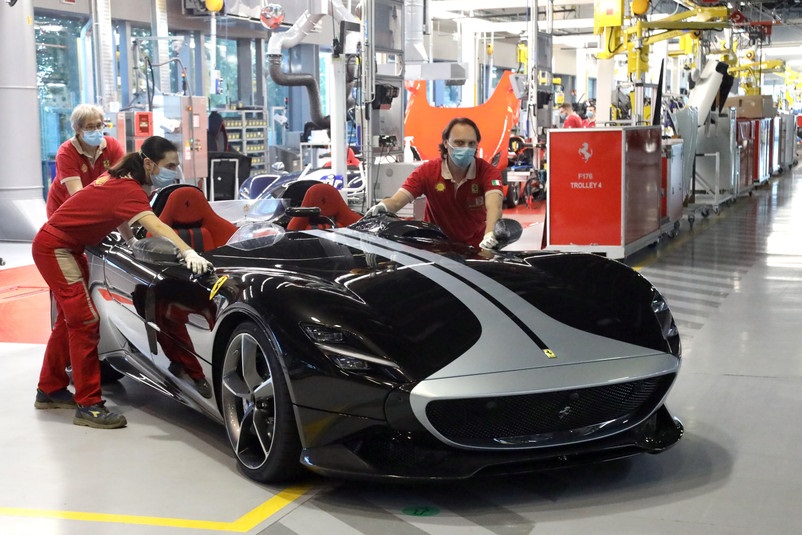 Ferrari выпустила первый автомобиль после карантина 1