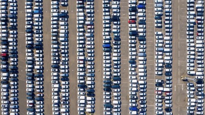 Впечатляющие кадры: десятки тысяч непроданных автомобилей в британском порту 3