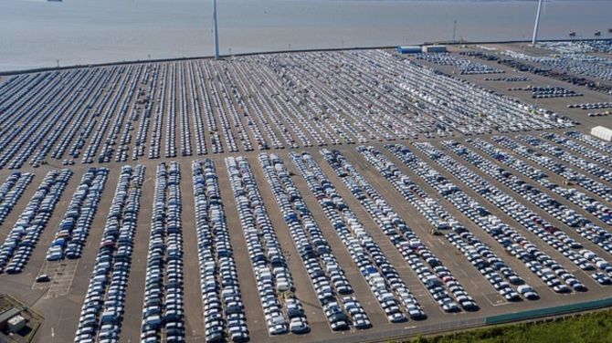Впечатляющие кадры: десятки тысяч непроданных автомобилей в британском порту 2