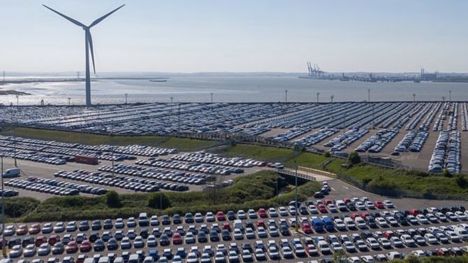 Впечатляющие кадры: десятки тысяч непроданных автомобилей в британском порту 1