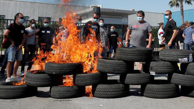 В Барселоне жгут шины из-за закрытия предприятия Nissan 1