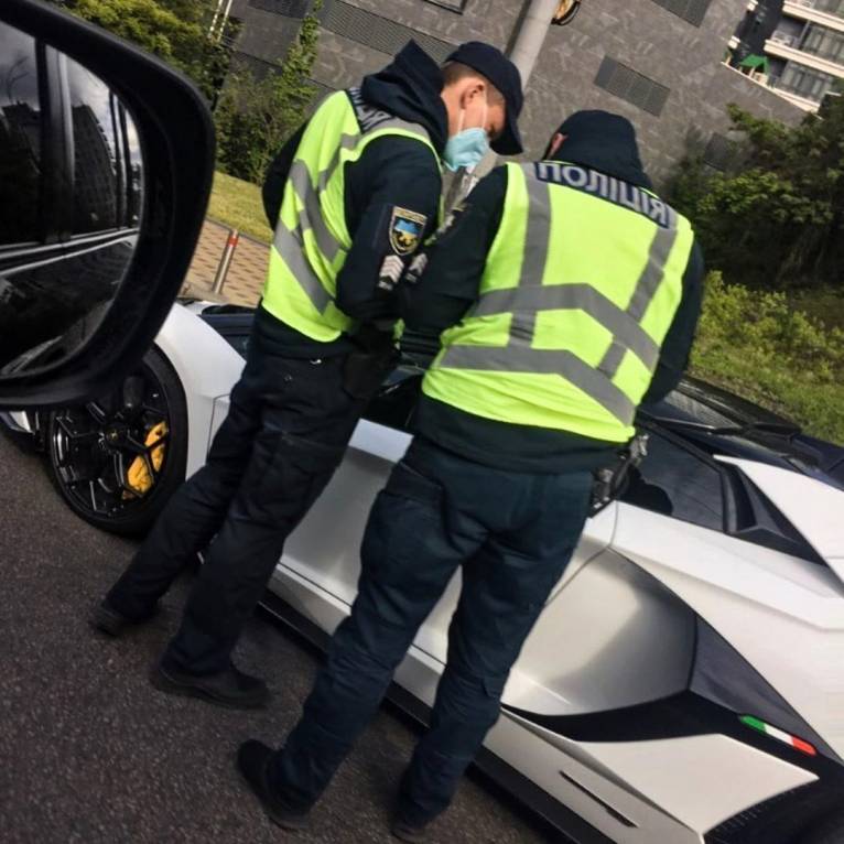 Киевская полиция остановила уникальный Lamborghini на еврономерах 1