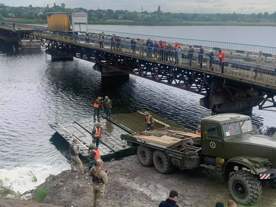 Возле разрушенного Алексеевского моста строят понтонную переправу 1