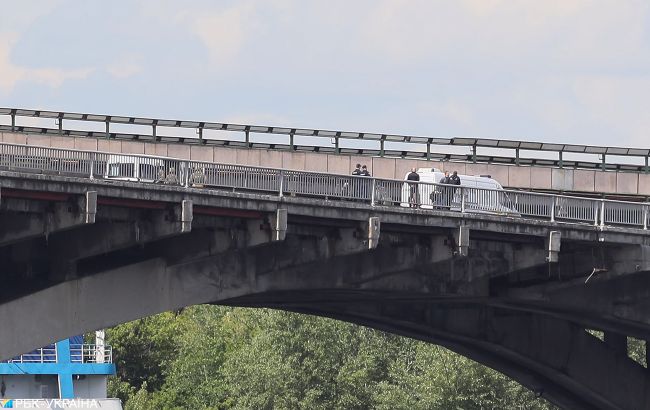 Неизвестный угрожал взорвать мост Метро в Киеве 1