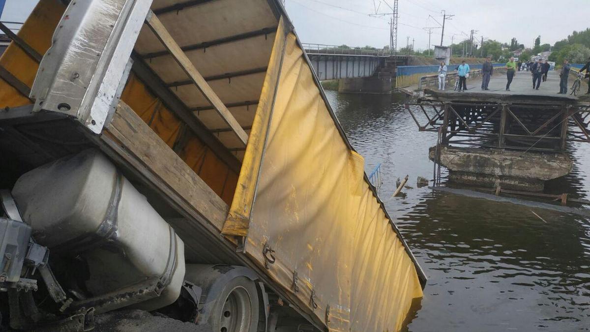 В Днепропетровской области рухнул мост с фурой 1