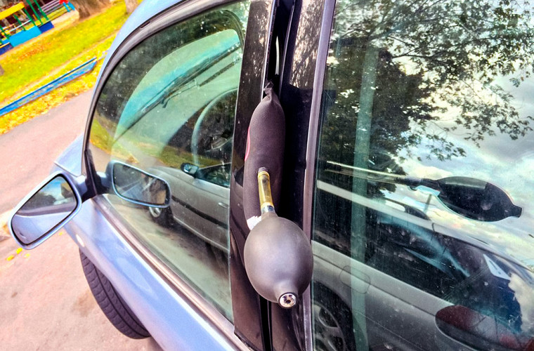 Как открыть автомобиль, если забыл ключи внутри? 3