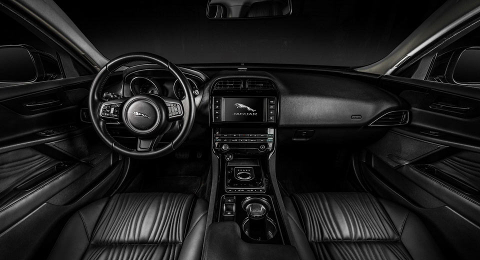 Jaguar XE получил эксклюзивный интерьер 1