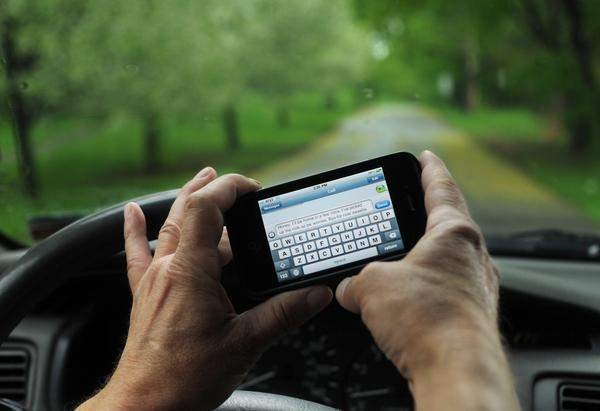 Автомобили будут самостоятельно определять, когда водитель отвлекается на смартфон 1