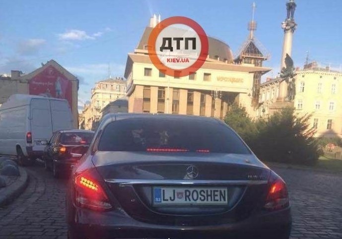 В Украине замечен нерастаможенный автомобиль с номерами «Roshen» 1
