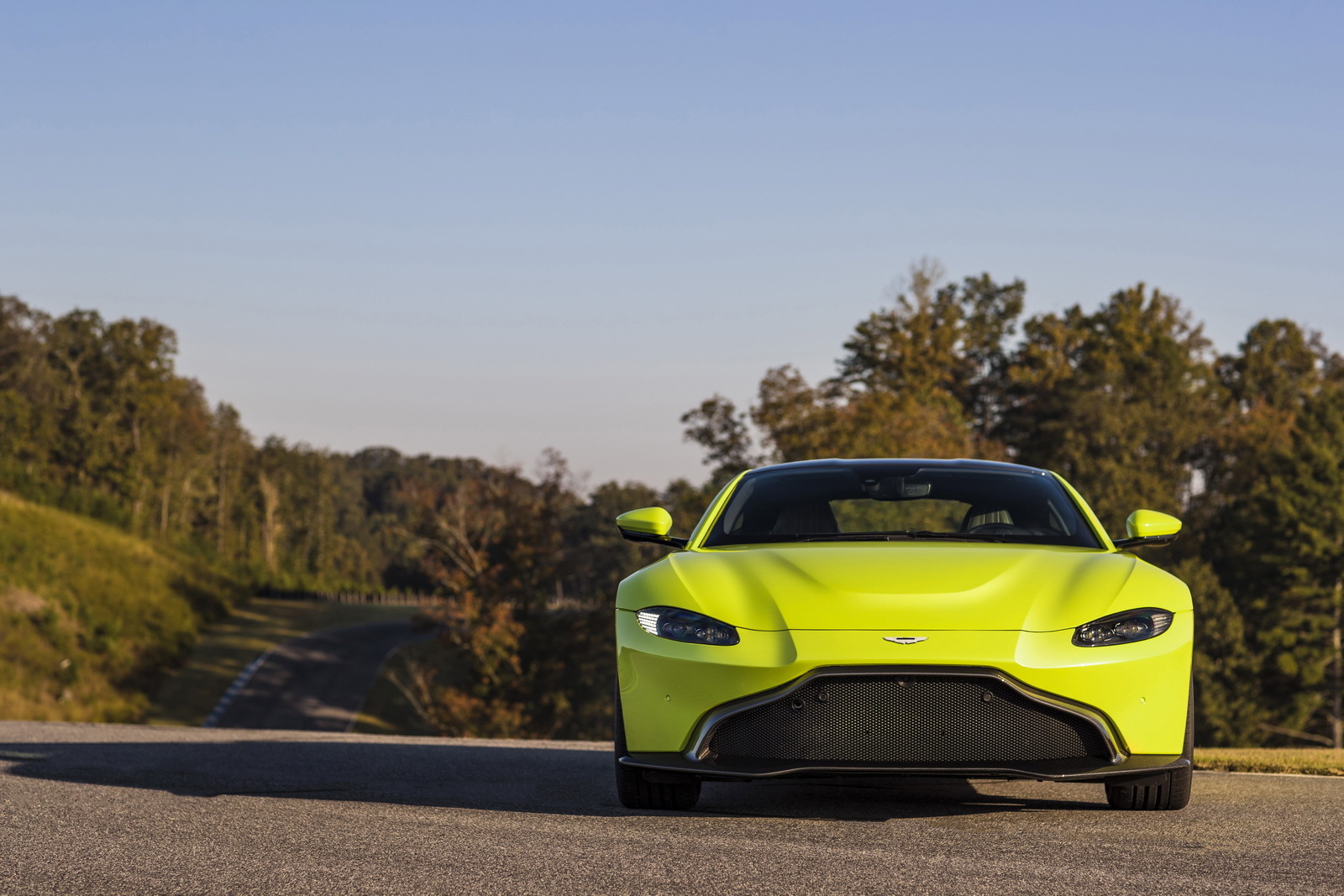 Aston Martin официально представил новый Vantage 1