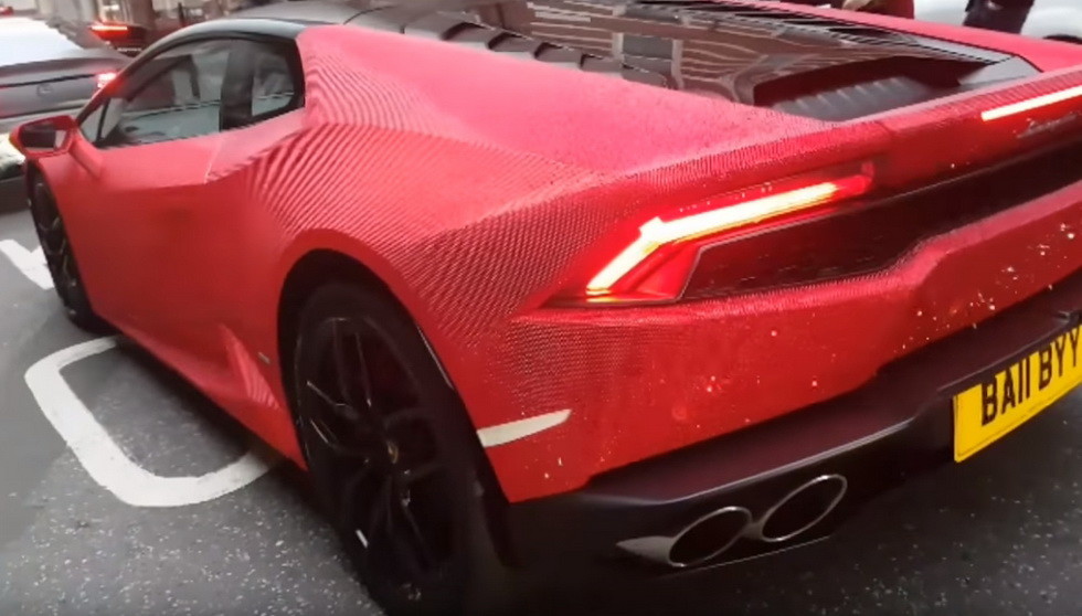 Розовый Lamborghini, украшенный стразами Swarovski, шокировал англичан 1