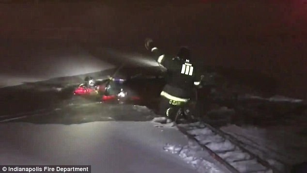 Звонок из глубины: женщина в автомобиле провалилась под лед и успела сообщить об этом в полицию 2