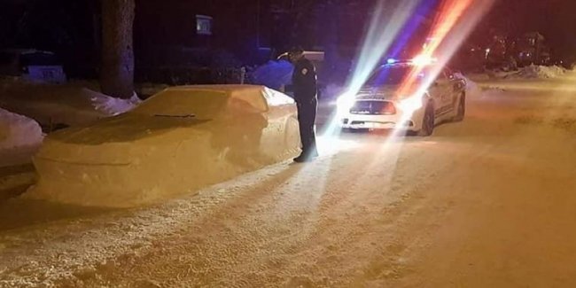 Полицейские попытались «оштрафовать снеговика» 2