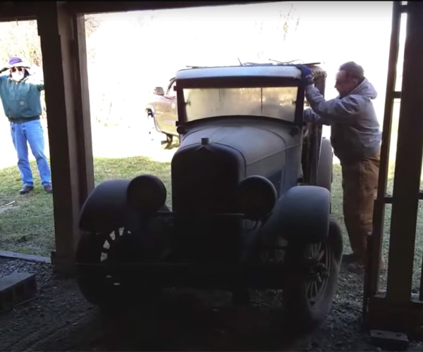 В гараже нашли 91-летний автомобиль 1
