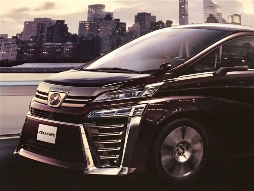 Toyota представила обновленный минивэн Alphard 2