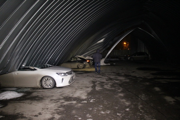 Обрушившаяся крыша парковки раздавила 30 авто 2