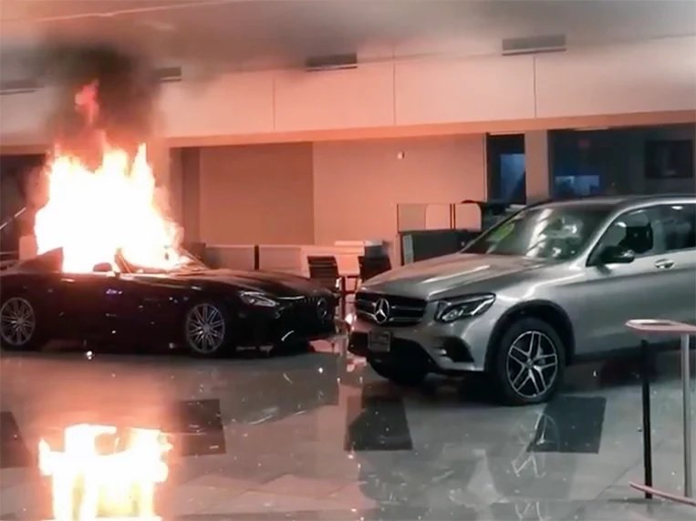 Протестующие в США разгромили автосалон Mercedes-Benz 5