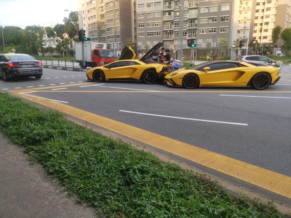 Два редких суперкара Lamborghini столкнулись на перекрестке (видео) 2