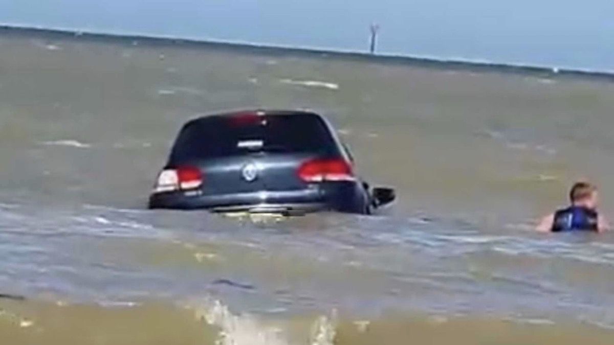 Прыгнул не раздумывая: Хозяин VW Golf героически вытащил машину из моря 1