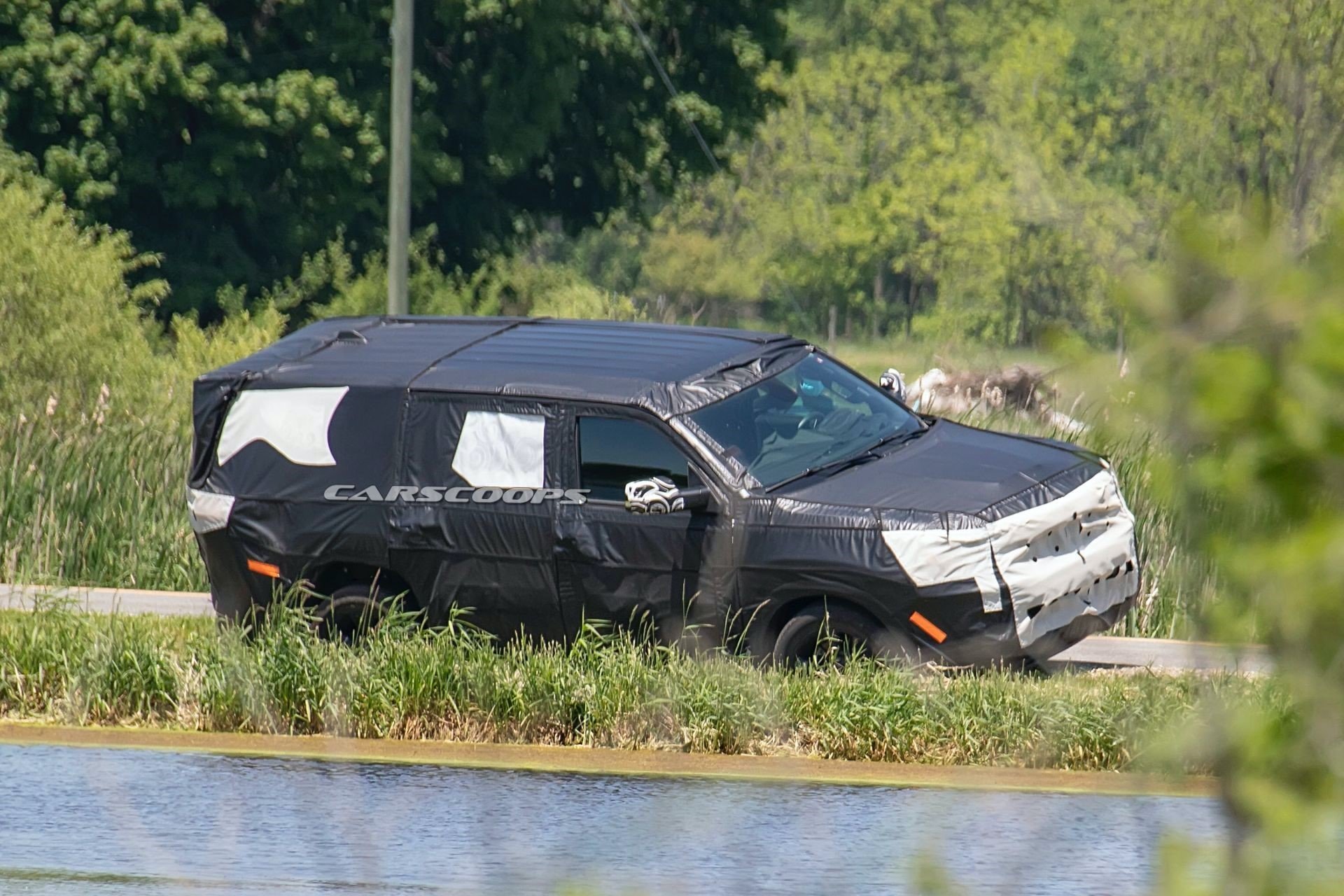 Ну ее в болото: Культовая модель Jeep увязла в кювете во время тестов 1