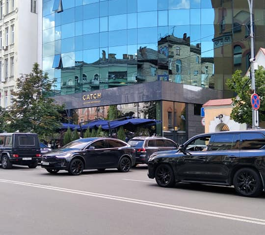 В Киеве заметили героя парковки на Tesla  1