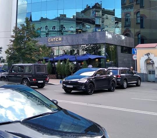 В Киеве заметили героя парковки на Tesla  2