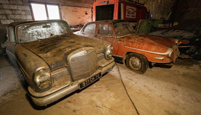 В ЕС обнаружили склад брошенных редких авто (Фото) 1
