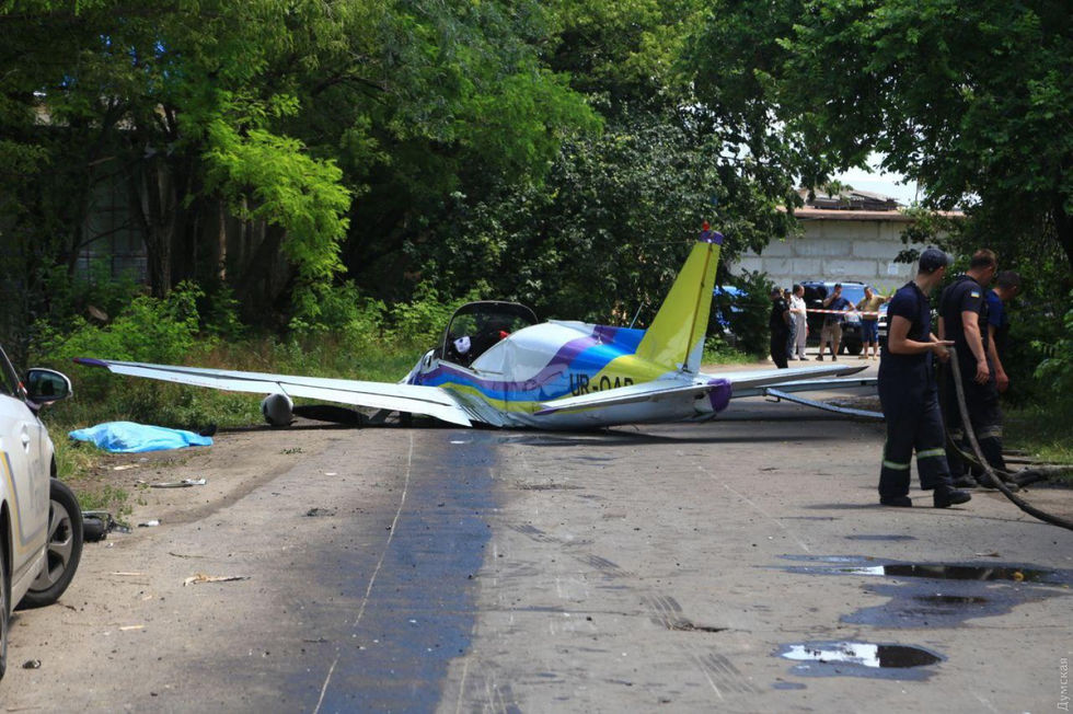 В Одессе упал легкомоторный самолет: оба пилота погибли 2