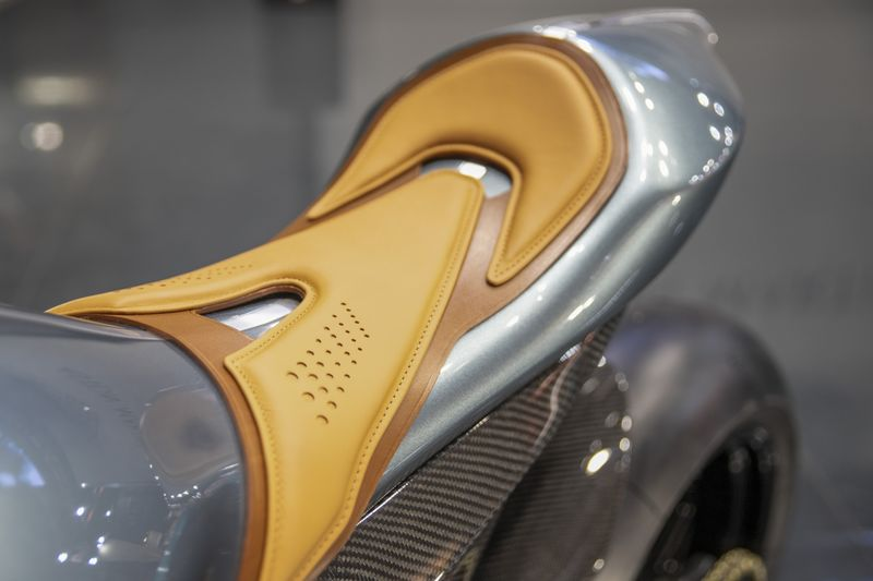 Первый мотоцикл от Aston Martin показали на живых фото 4