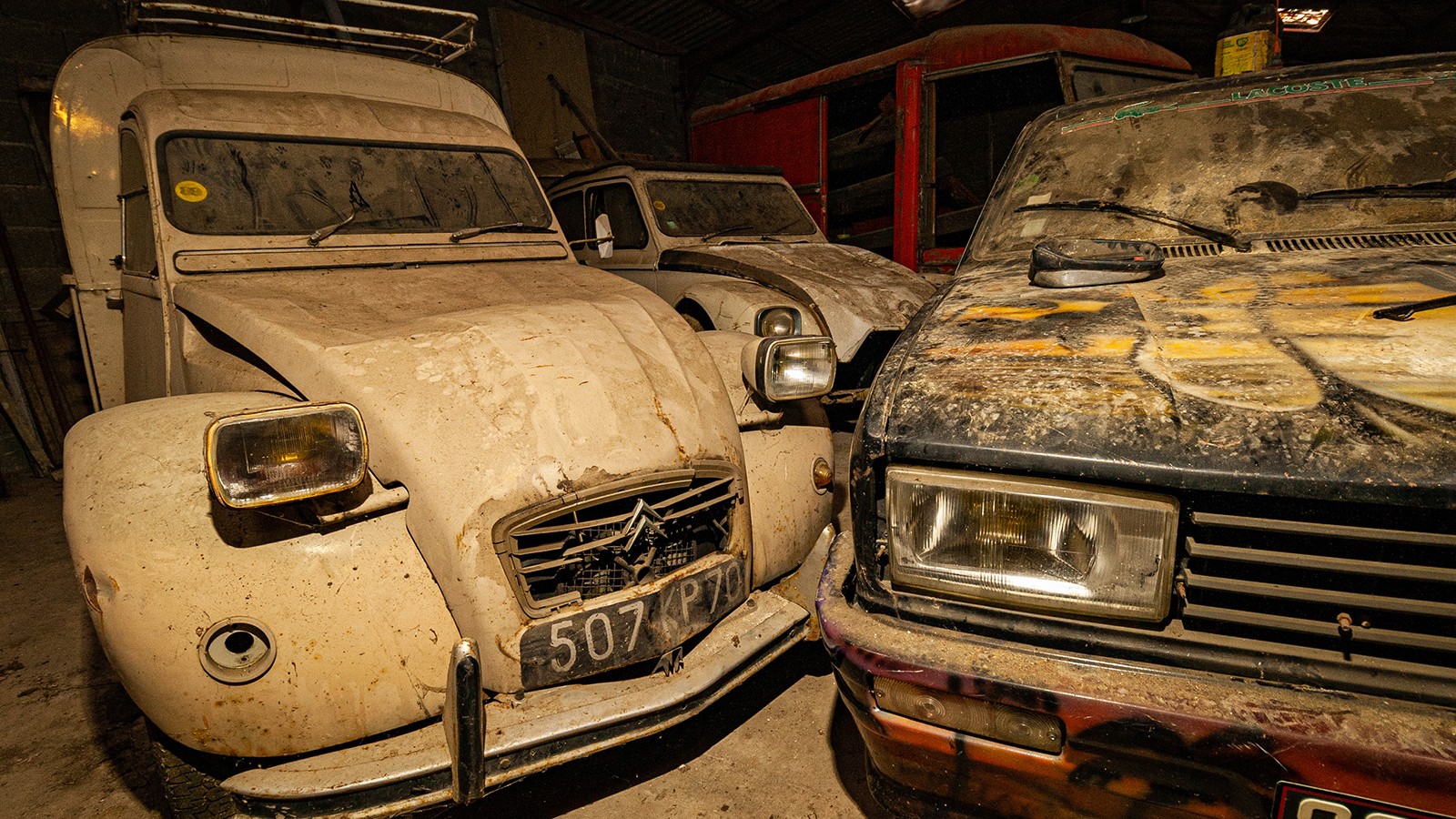 В ЕС обнаружили склад брошенных редких авто (Фото) 2