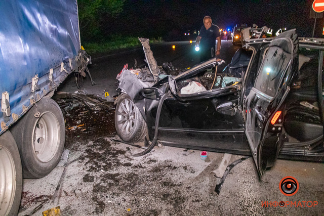 В Днепропетровской области Nissan столкнулся с грузовиком: Погибли двое мужчин и ребенок 1