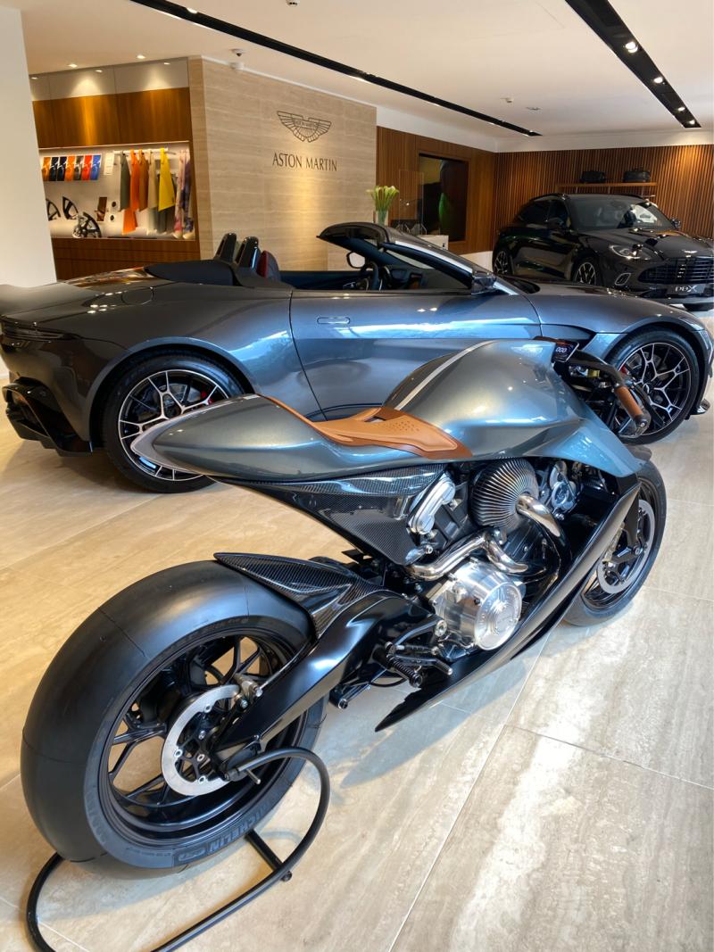 Первый мотоцикл от Aston Martin показали на живых фото 3