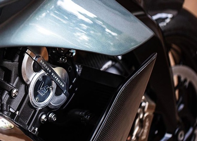 Первый мотоцикл от Aston Martin показали на живых фото 2