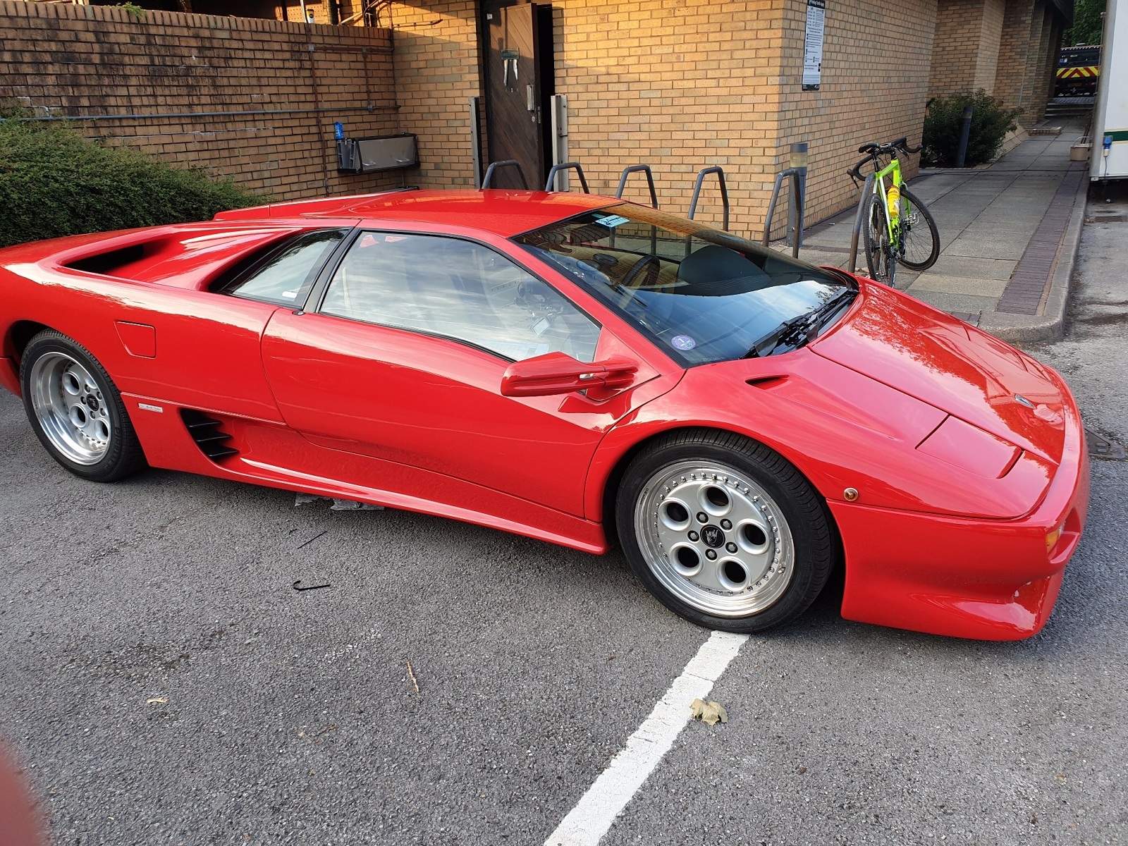 На съемках Top Gear разбили редкий 30-летний суперкар Lamborghini 1