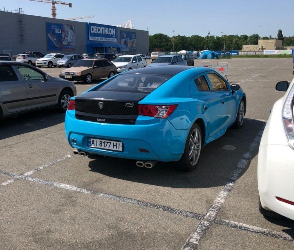 В Киеве заметили очень редкий, недорогой французский спорткар 3