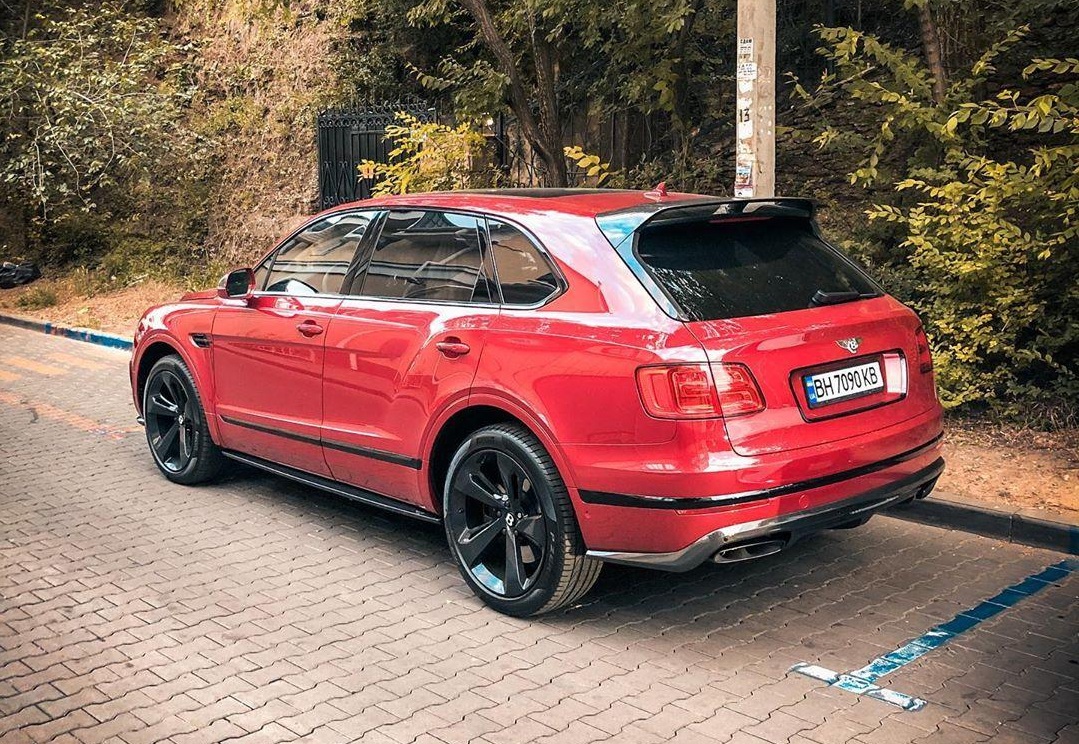 В Украине заметили эксклюзивный внедорожник Bentley 2