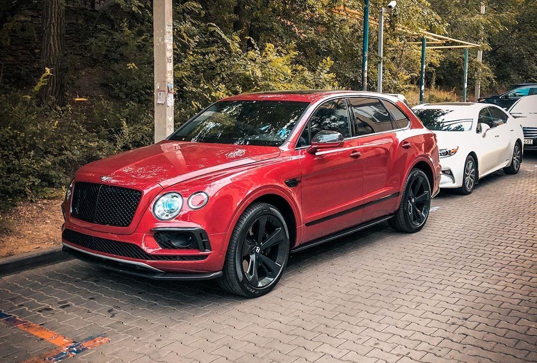 В Украине заметили эксклюзивный внедорожник Bentley 1