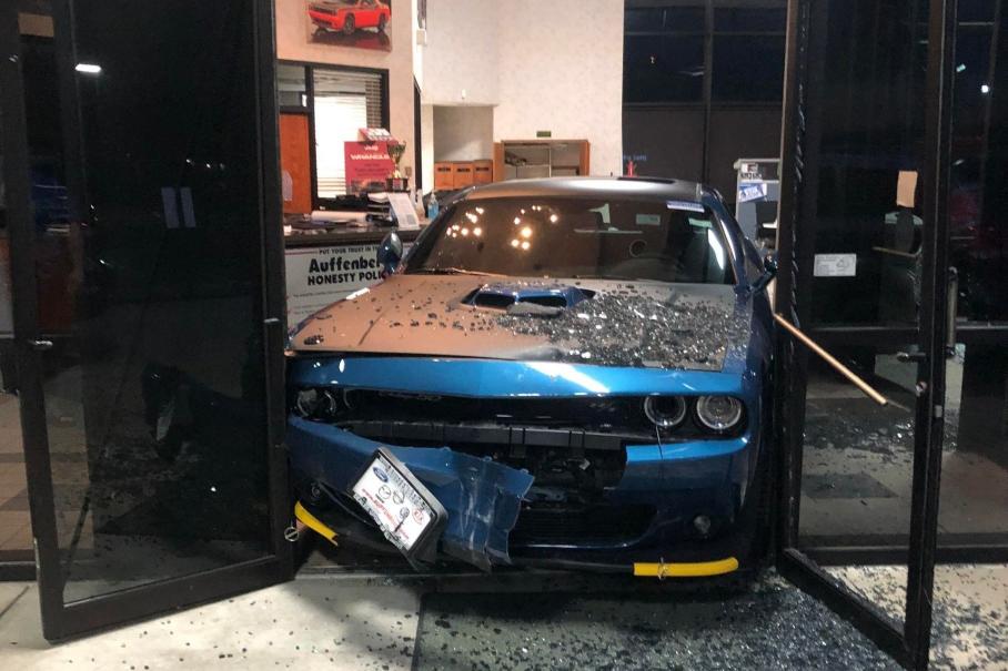 Неудачная попытка угона Dodge Challenger: Машина застряла в двери автосалона 1