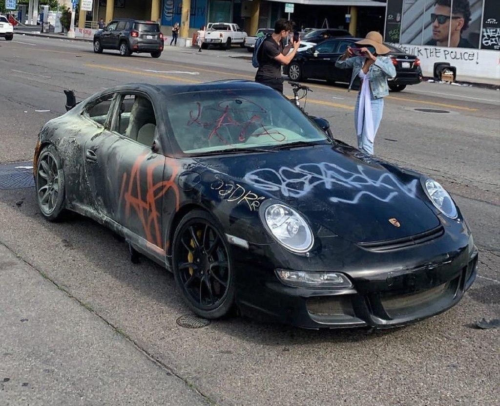 Вандалы изуродовали редкий спорткар Porsche (видео) 1