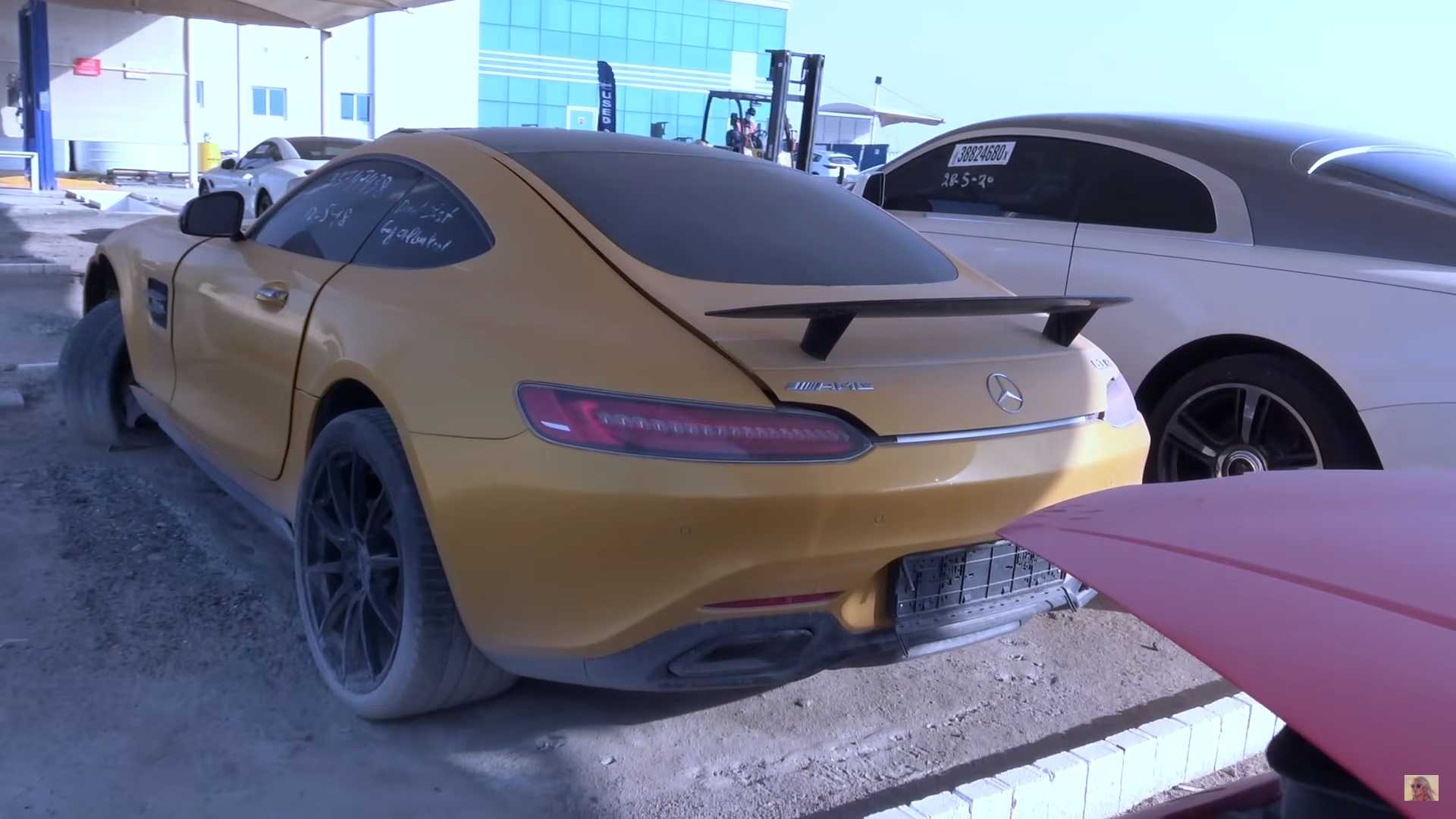 Какие суперкары можно найти на автосвалке в Дубае (видео) 2