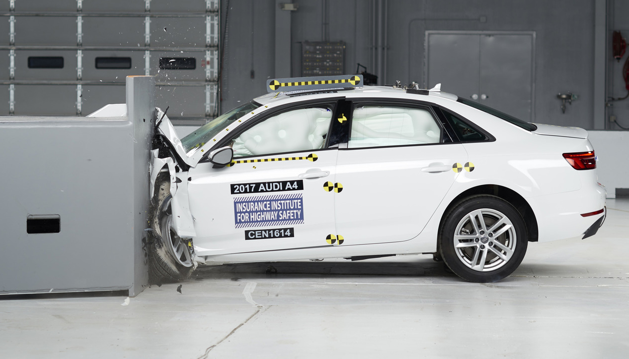 Институт безопасности дал оценку новому Audi A4 1