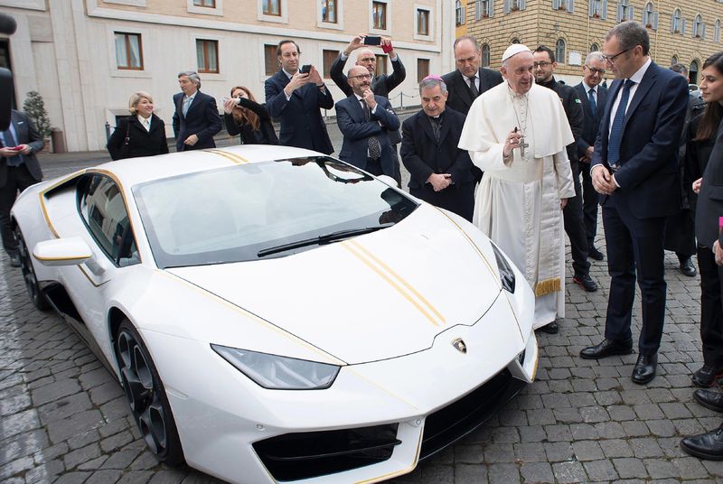 Lamborghini Папы Римского пустили с молотка 1