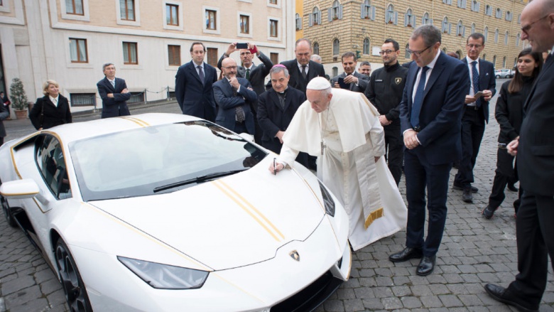 Папа Франциск продает свой Lamborghini 1