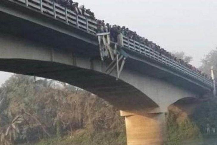 Грузовик рухнул с моста: десятки погибших 1